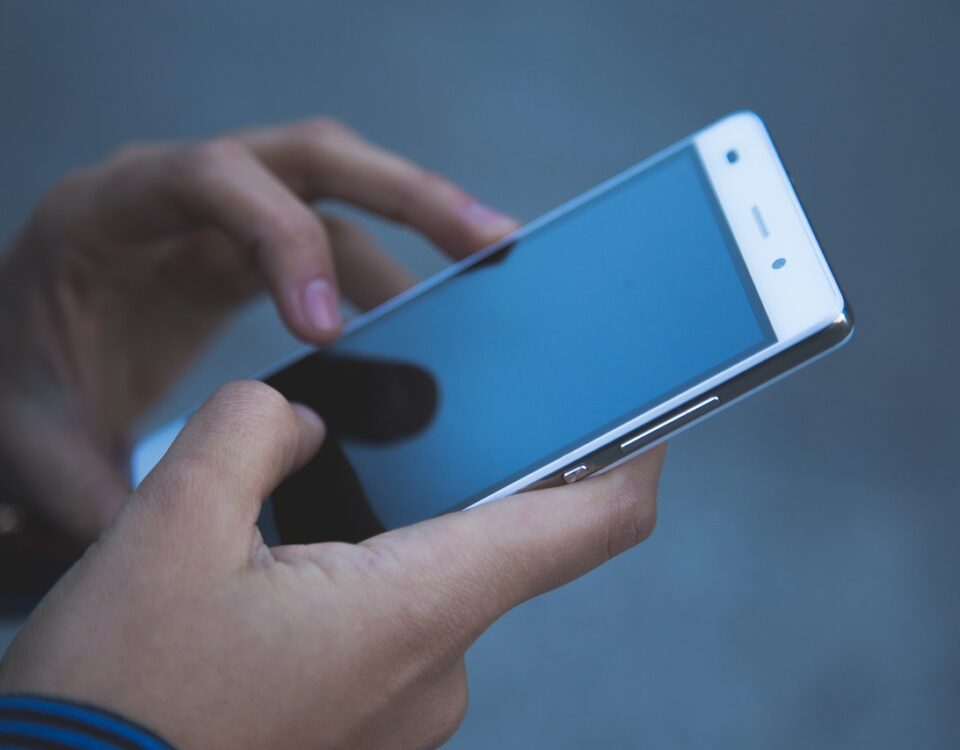 Mobile first: a importância de ter um site responsivo homem acessando site com mobile first