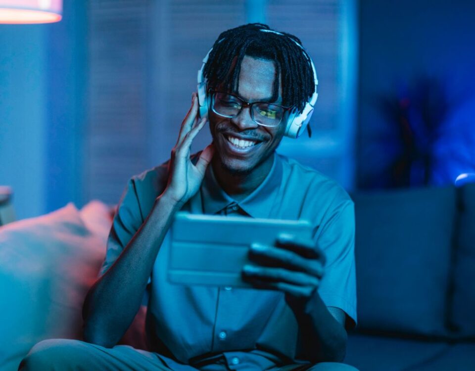 Streaming de Vídeo: como funciona e informações técnicas homem assitindo um streaming de vídeo