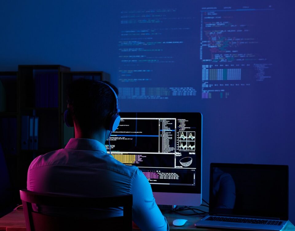 homem trabalhando e ouvindo música para programação