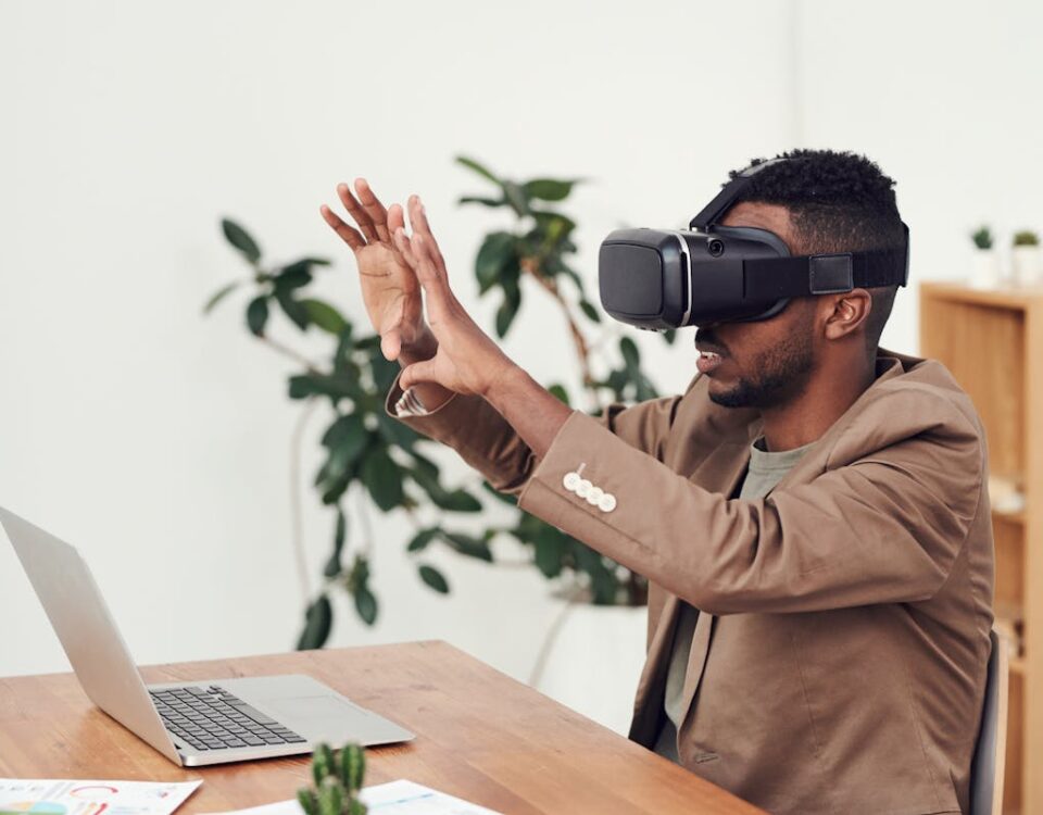 Realidade Aumentada em E-commerce: dicas e vantagens homem usando realidade aumentada em e-commerce