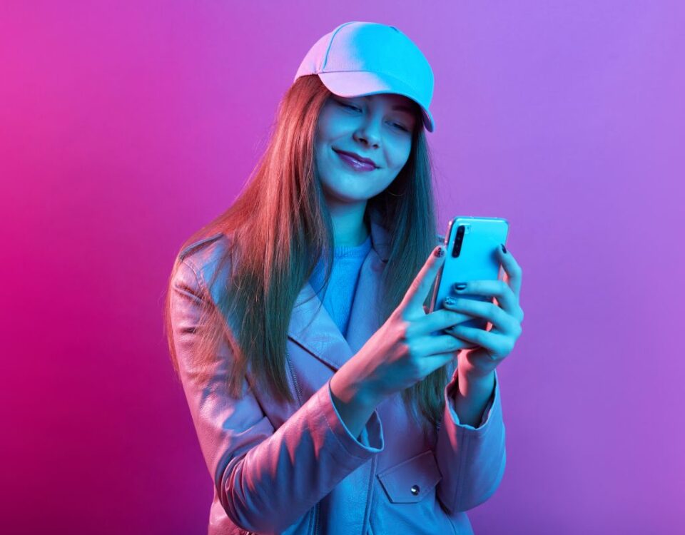 jovem utilizando whatsapp gb