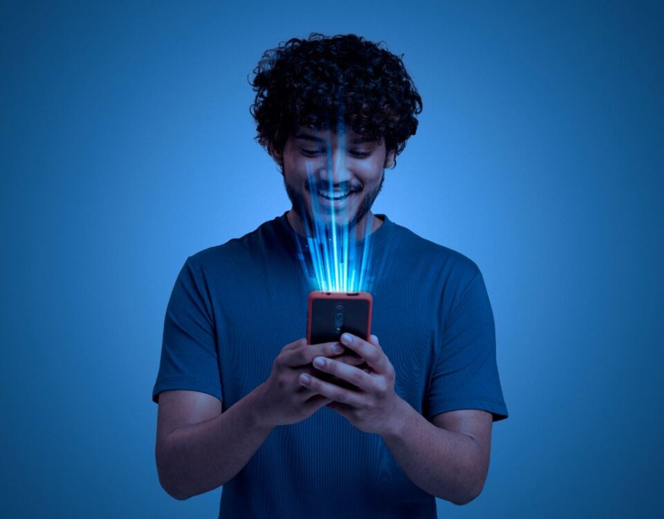 Descobrindo Oportunidades Lucrativas em Tecnologia da Informação: O Poder da Inteligência Artificial homem explorando oportunidades lucrativas em tecnologia da informação