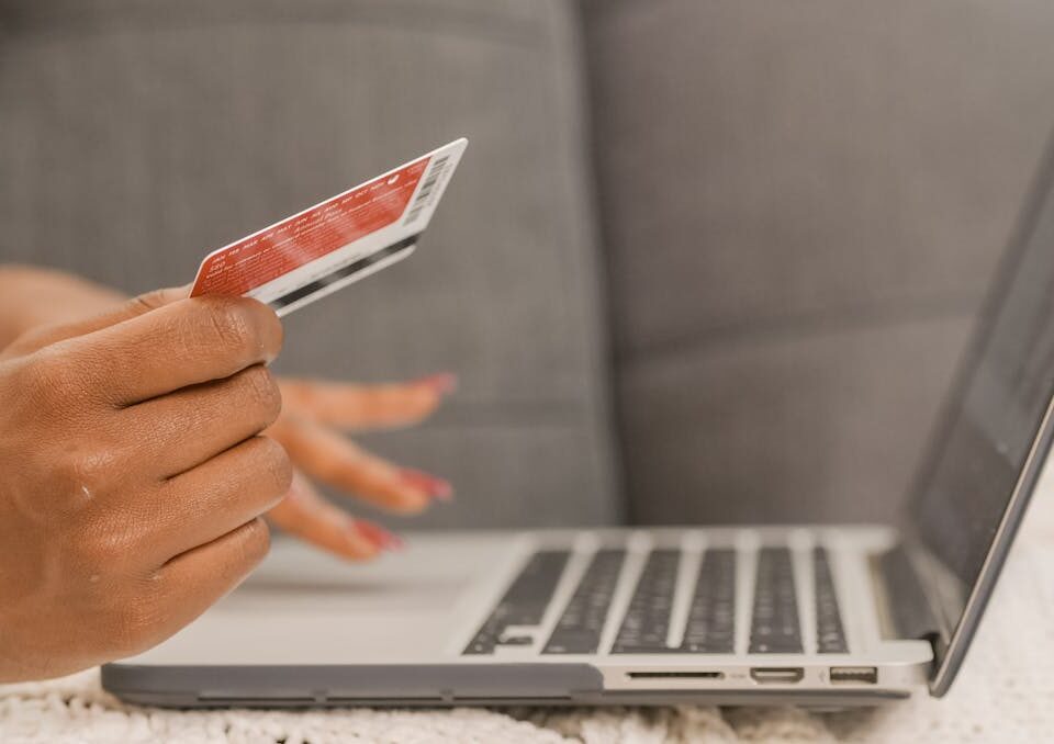 Como aumentar a segurança no e-commerce pessoa utilizando cartao com segurança no e-commerce