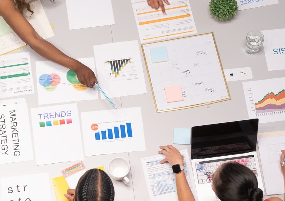 Desenvolvimento de Software para Startups: guia rápido equipe realizando desenvolvimento de software para startups