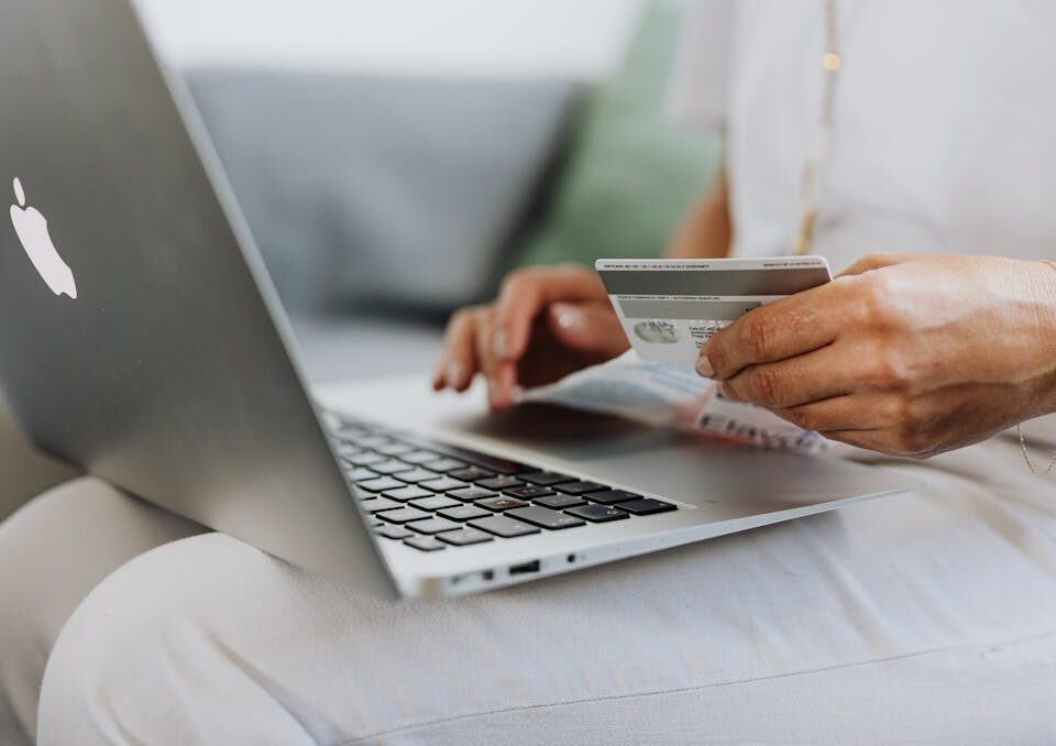 10 Dicas para Criar um Site Ideal para Vender Infoprodutos mulher realizando compra em site de infoprodutos