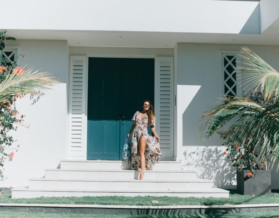 Desenvolvimento de Plataformas para Imóveis de Temporada mulher usando imóveis de temporada