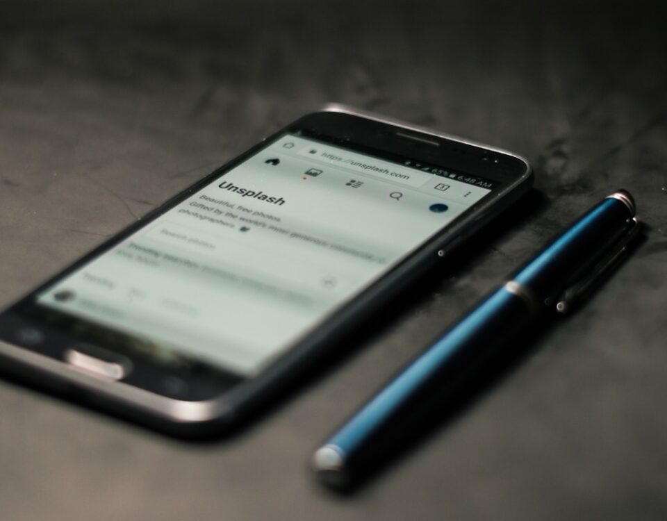 Algoritmos de Reconhecimento de Texto: funções e aplicações celular com algoritmos de reconhecimento de texto