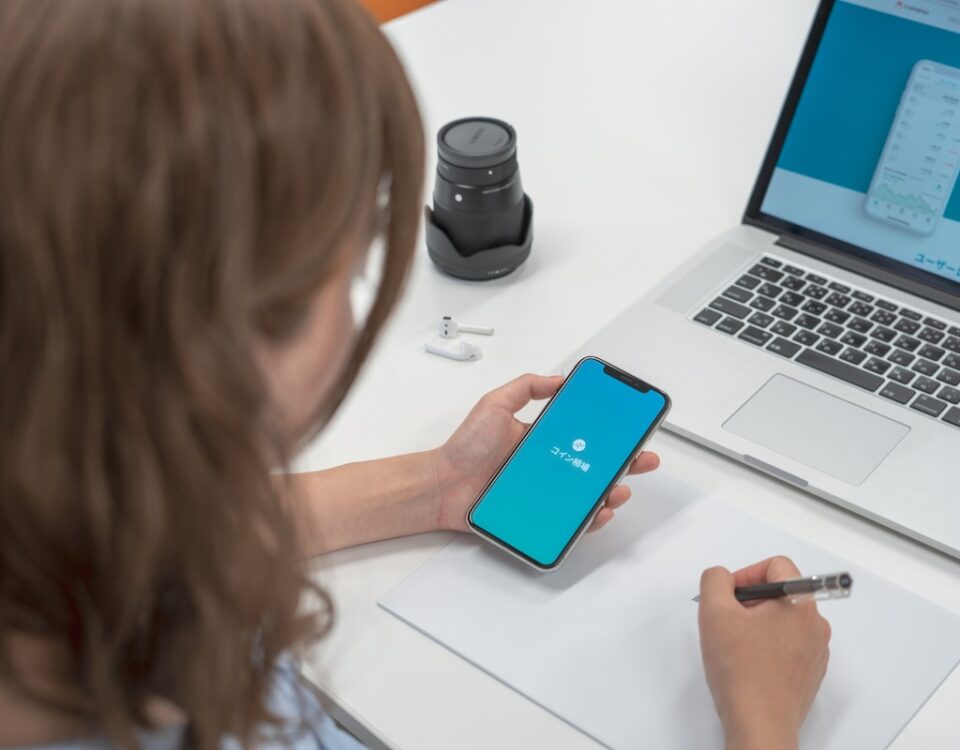 Desenvolvimento mobile: o que é, plataformas e como é feito mulher realizando desenvolvimento mobile
