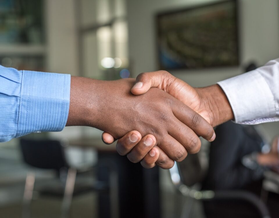 Gestão de Parcerias Estratégicas: Potencializando o Crescimento da sua Empresa two people shaking hands