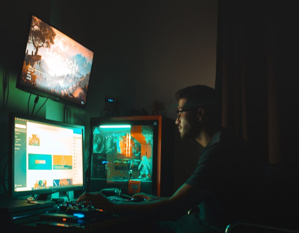 homem realizando Desenvolvimento de Jogos de iGaming