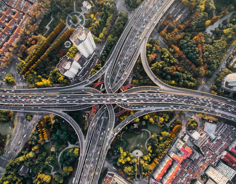 Sistema de Controle de Tráfego Urbano: como funciona? vista aérea de um sistema de controle de tráfego urbano