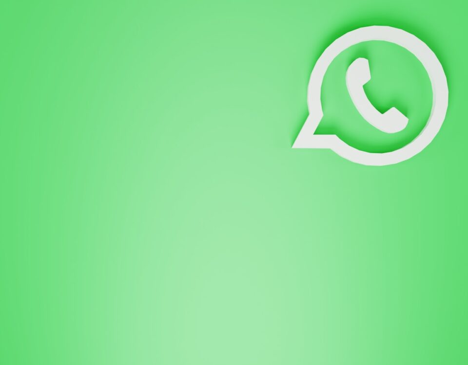 Como Personalizar Suas Conversas no WhatsApp com Novas Funcionalidades a green wall with a white phone on it