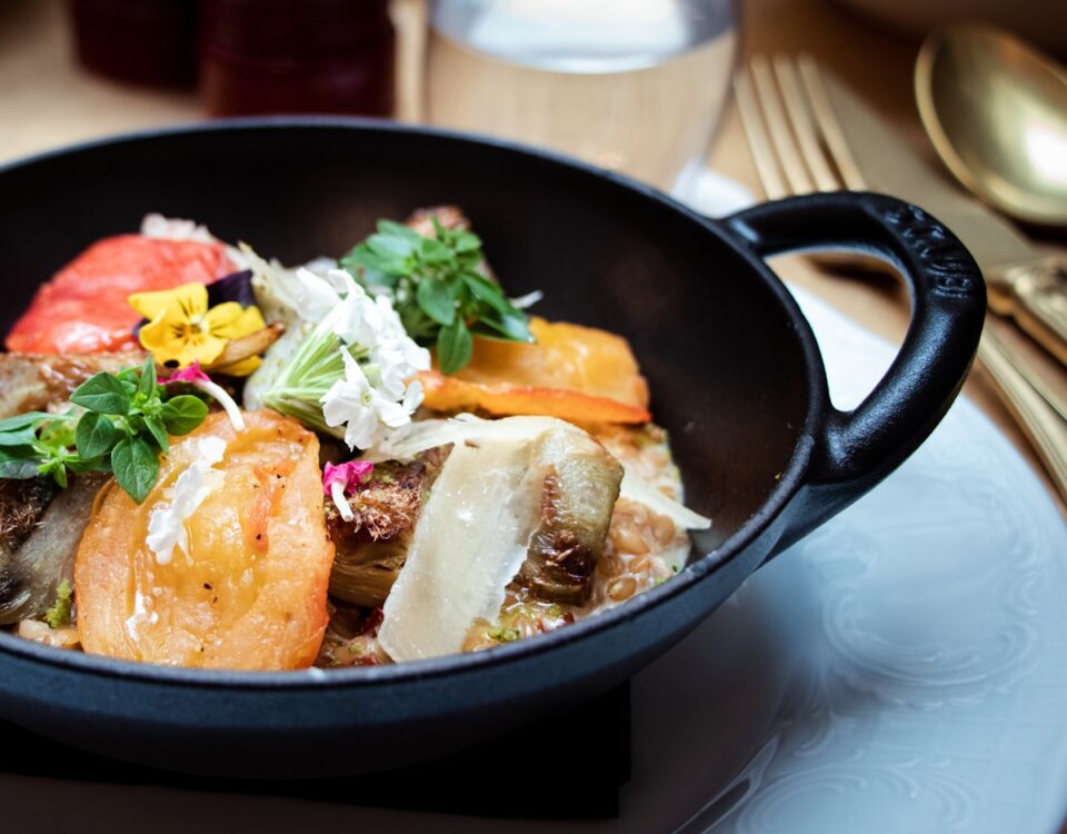 Algoritmos para gerar receitas aleatórias: como funcionam? cooked food on black cooking pan
