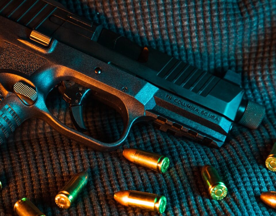 Como algoritmos de reconhecimento de armas aumentam a segurança em tempo real black and silver semi automatic pistol