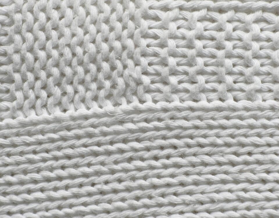 A ciência por trás da criação de tecidos inteligentes para moda premium white knit textile on white surface