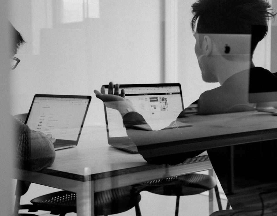 Algoritmos de análise de sentimento em plataformas de avaliações man using MacBook