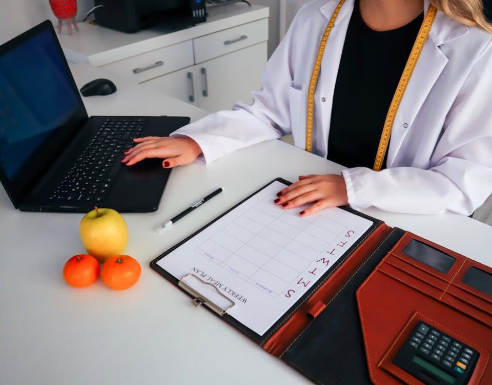 Nutrólogos e Inteligência Artificial: O Futuro da Nutrição Personalizada A Woman in White Coat Sitting at the Table