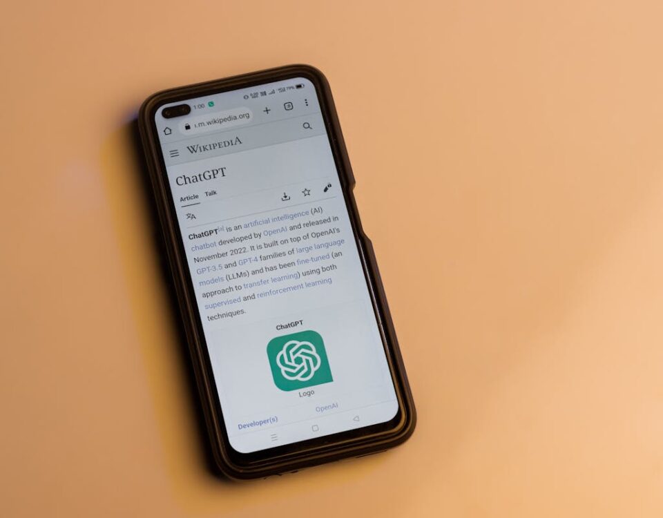 Dicas práticas para integrar IA ao atendimento no WhatsApp Webpage of ChatGPT, a prototype AI chatbot, is seen on the website of OpenAI, on a smartphone. Examples, capabilities, and limitations are shown.