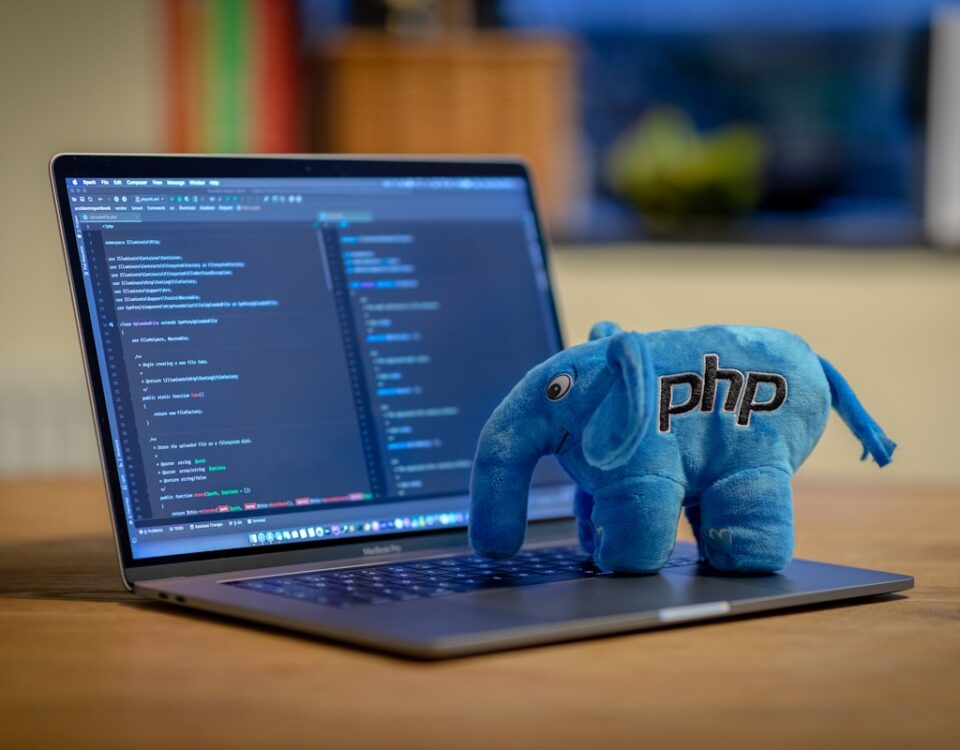 Cursos livres de programação que todo desenvolvedor deve conhecer blue and white elephant plush toy on black laptop computer