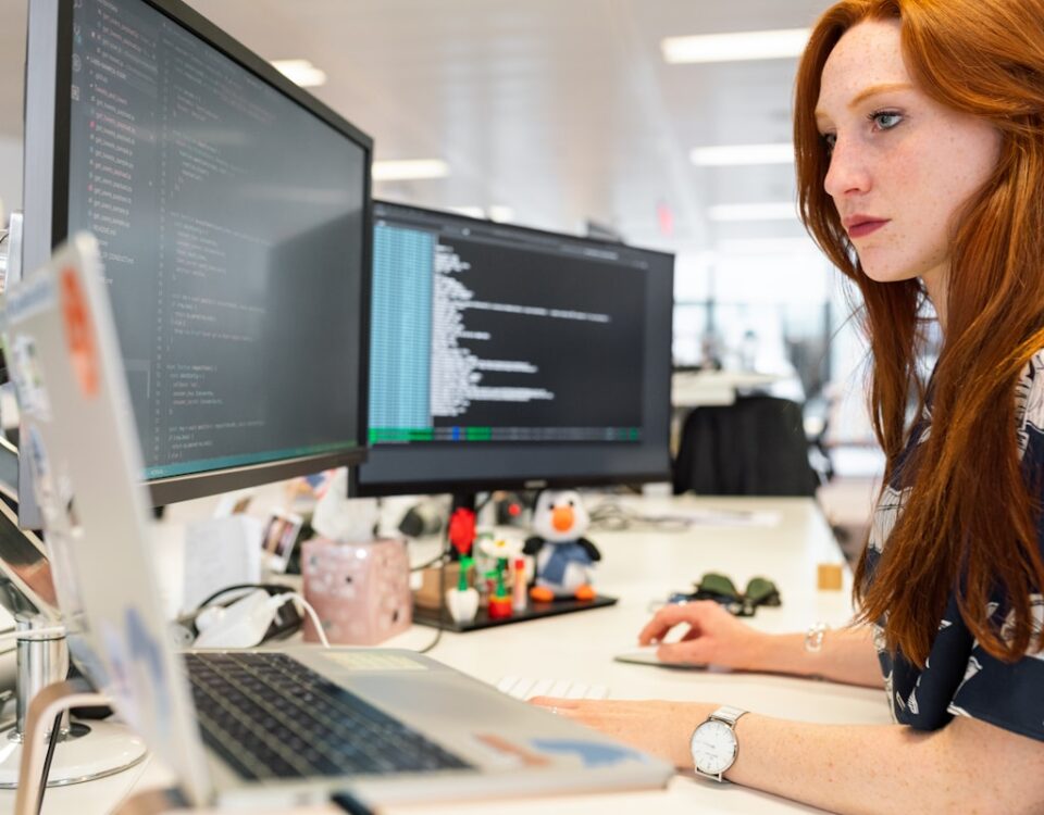 Automatizando a gestão de despesas corporativas com Python woman in green shirt sitting in front of computer