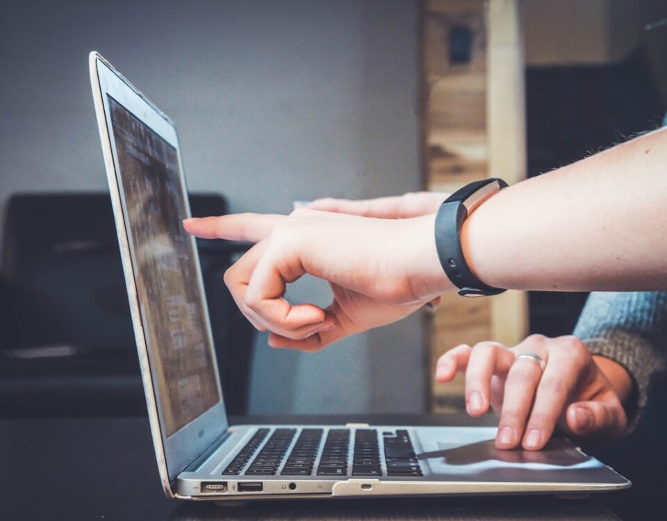 Como programar um chatbot do zero: guia para iniciantes person using laptop