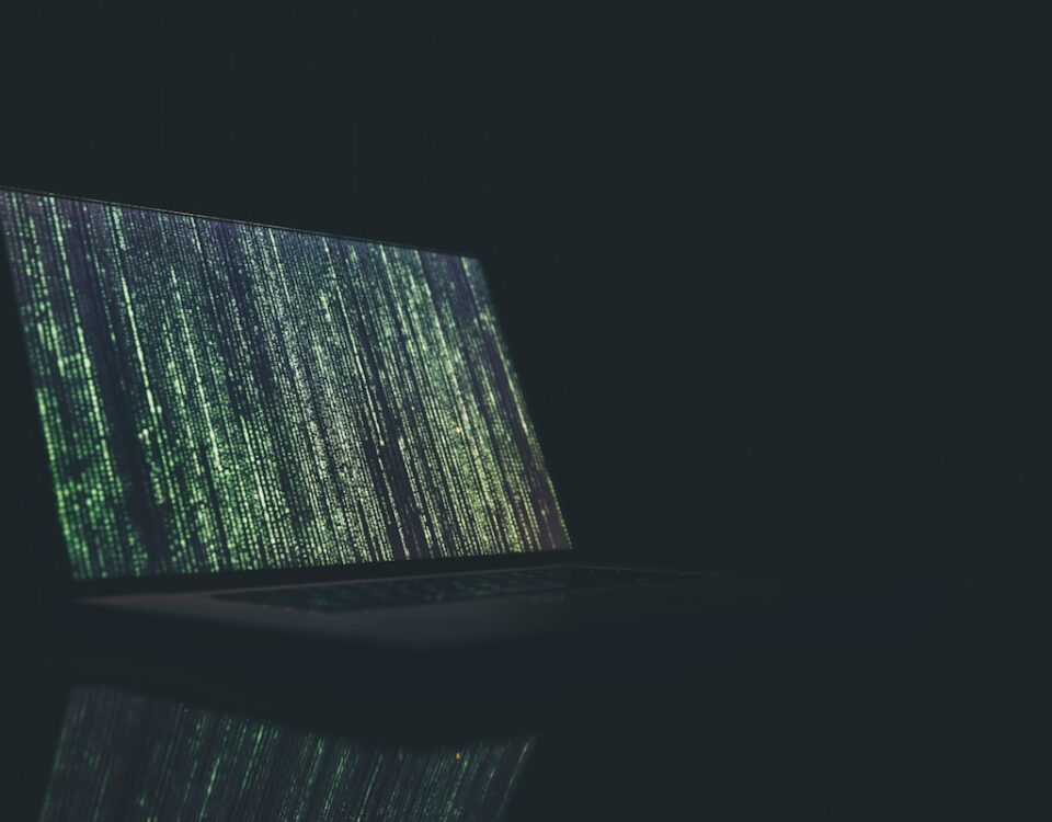 Algoritmos Curiosos: Como a Ciência da Computação Surpreende black and gray laptop computer turned on