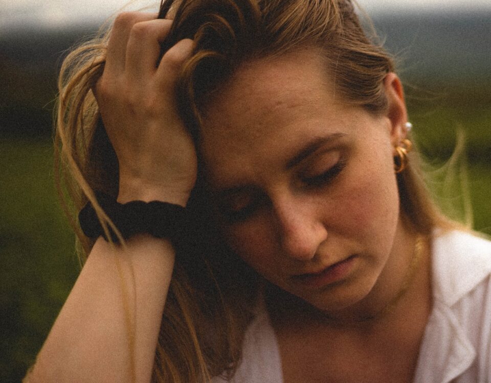 Inteligência Artificial pode identificar depressão em códigos? woman in white tank top