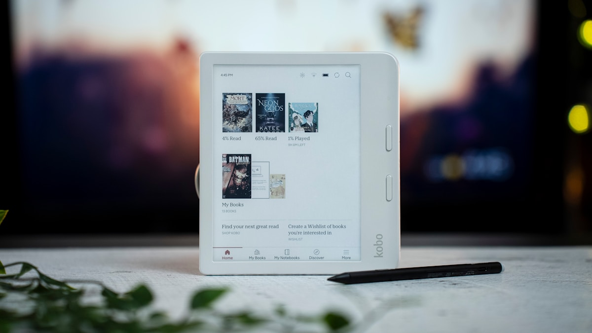 Algoritmos de recomendação: como as plataformas sugerem livros? A white box sitting on top of a table next to a plant