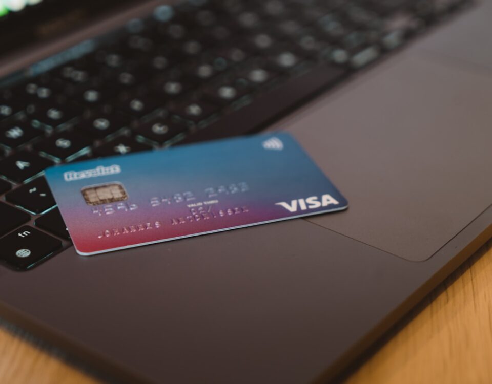 Algoritmos por trás das aprovações de crédito: como funcionam? blue and white visa card on silver laptop computer