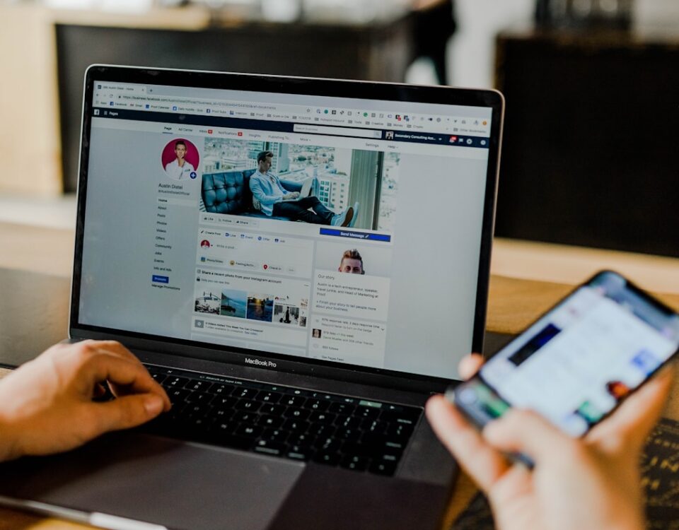 Marketing digital: Como usar algoritmos para entender o público person using both laptop and smartphone
