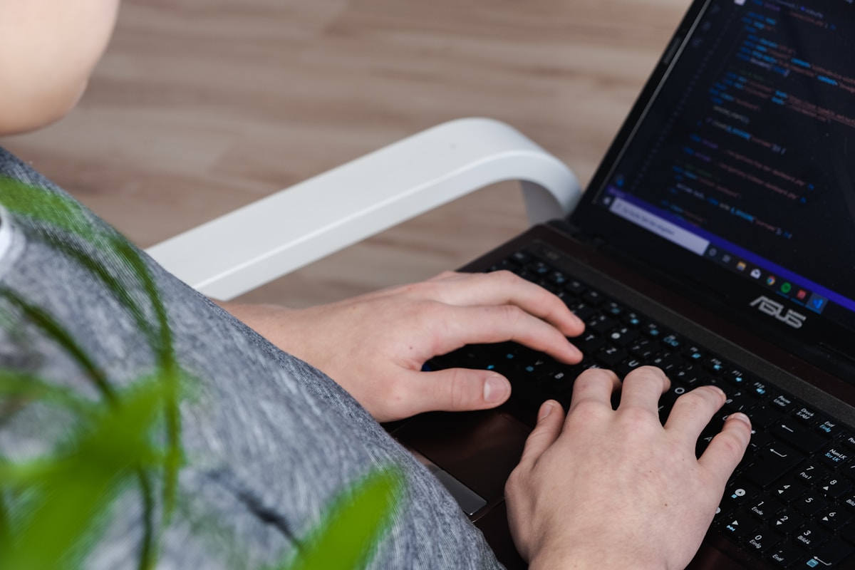 Melhores práticas de Clean Code para programadores iniciantes person using black Asus laptop