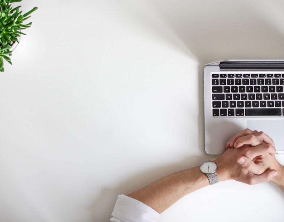 Inteligência artificial e empreendedorismo: oportunidades e desafios person wearing watch near laptop