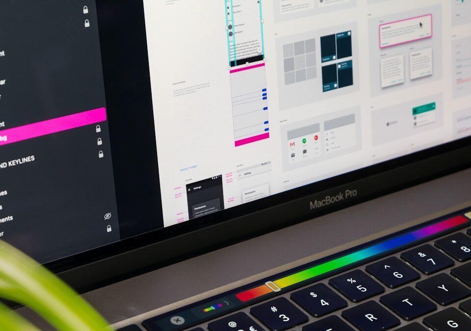 UX Design e SEO e seu Impacto no Posicionamento macbook pro displaying computer icons
