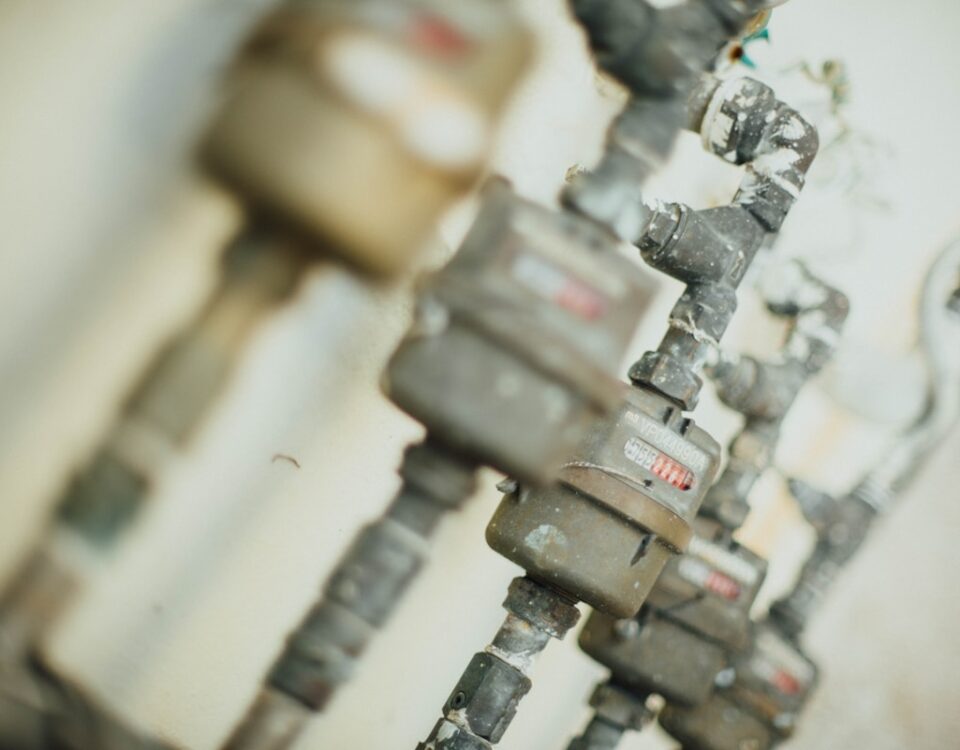 Como algoritmos ajudam no mapeamento de tubulações gray and black metal pipes in selective photo