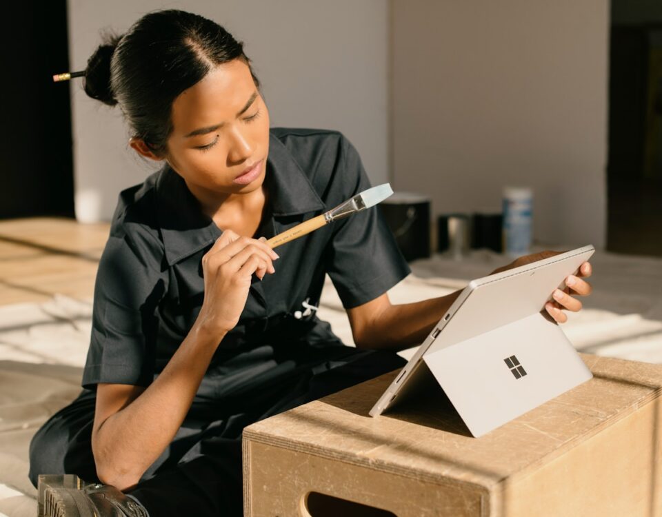 Algoritmos que analisam expressões artísticas em terapias a woman sitting on a box holding a paintbrush