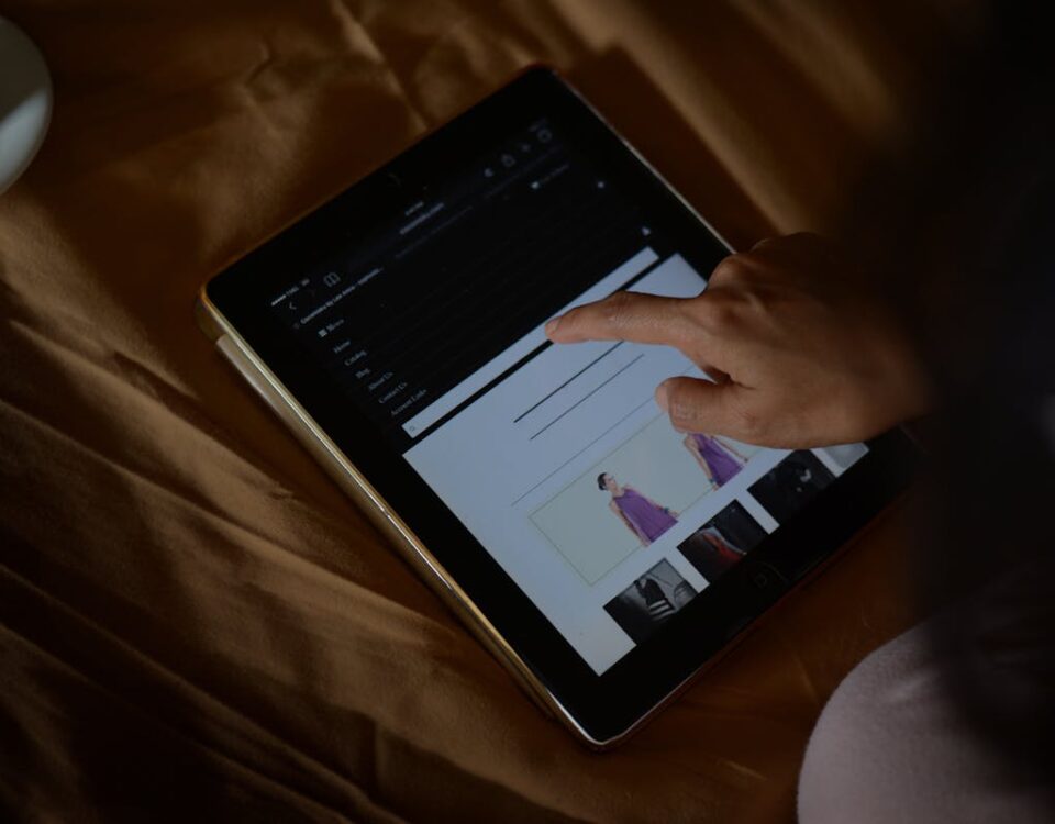 Algoritmos que sugerem sua moda praia ideal A woman browses an online shopping site on a tablet. Perfect for ecommerce and technology themes.