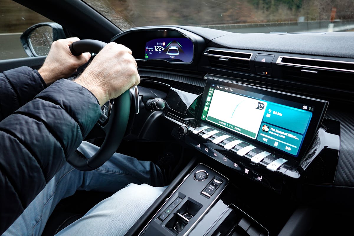 IA pode corrigir erros em treinos de direção autônomos? Free stock photo of car, drive, driver