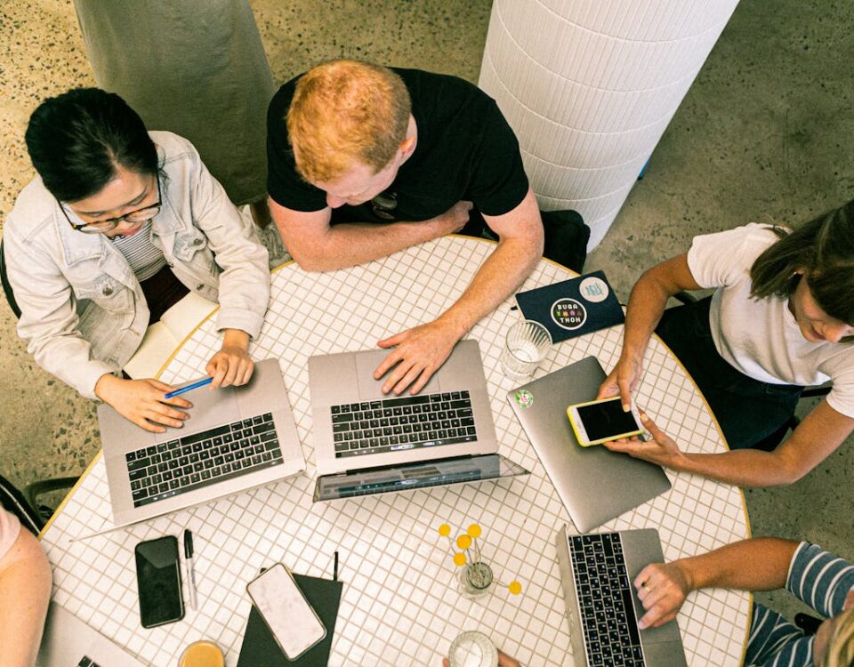 A tecnologia por trás dos painéis SMM modernos Top view of diverse team collaboratively working in a modern office setting.