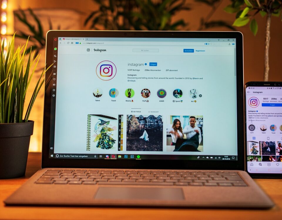 Algoritmo do Instagram: Como funciona e como usar a favor laptop, mobile, instagram