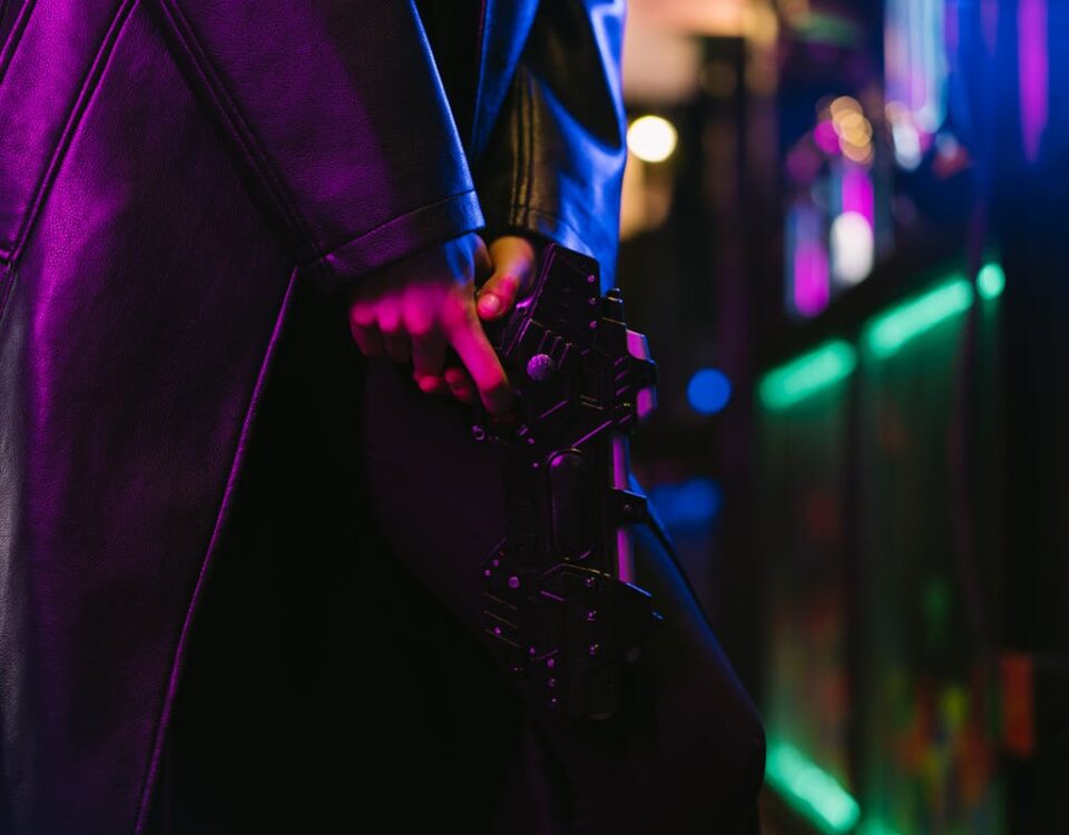 Inteligência artificial em sistemas de armas modernas Dark, cyberpunk image of a futuristic style person holding a gun in neon light.