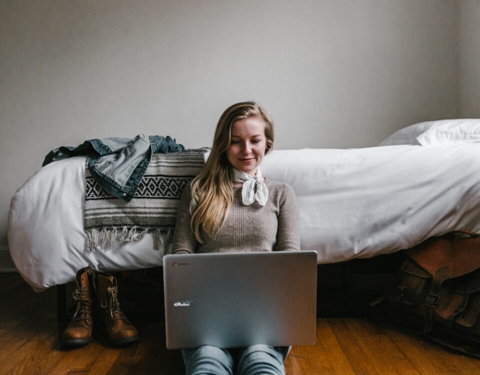 Chatbots auxiliam pacientes com doenças inflamatórias intestinais woman sitting beside a bed while using a laptop
