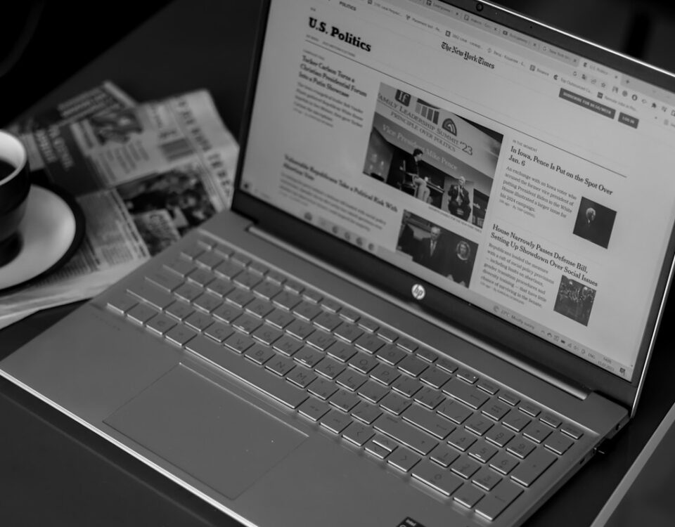 Algoritmos de recomendação em portais de notícias a laptop computer sitting on top of a desk next to a cup of coffee