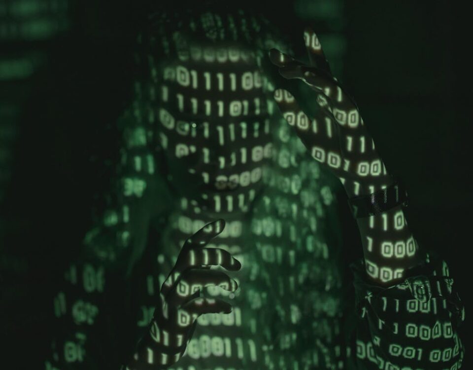 Ferramentas de IA que empresas de TI não vivem sem An unrecognizable person with binary code projected, symbolizing cybersecurity and digital coding.