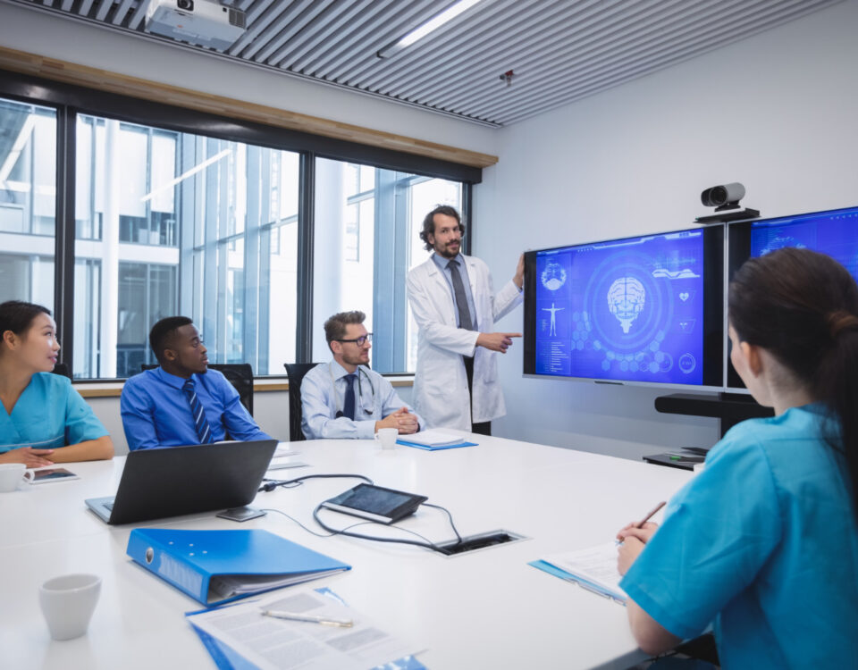 Pipelines FHIR e eventos: alertas que escalam Pipelines FHIR e eventos: alertas que escalam