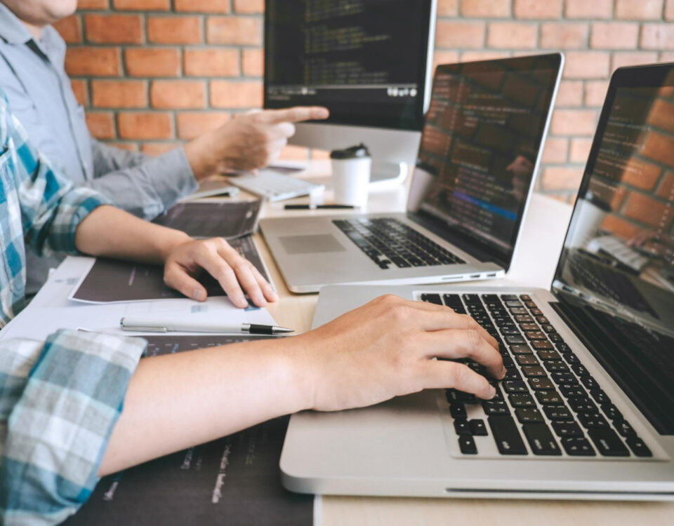 Site para construtora com dados que vendem obras