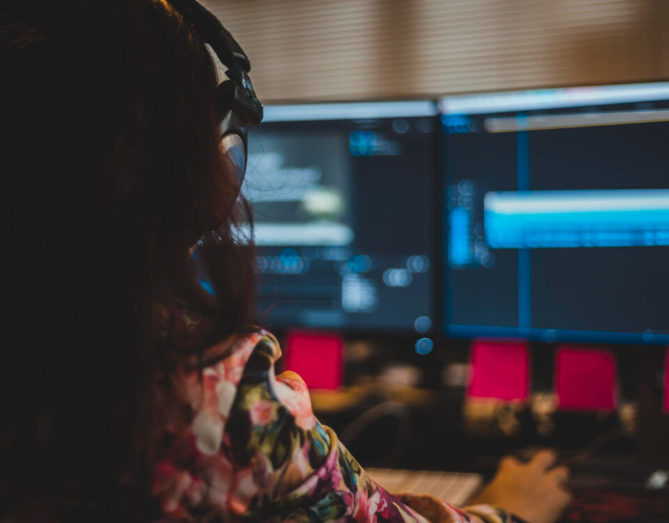 Como plataformas de streaming são construídas para escalar conteúdo