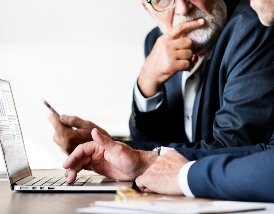 Plataformas jurídicas facilitam a conexão entre clientes e advogados