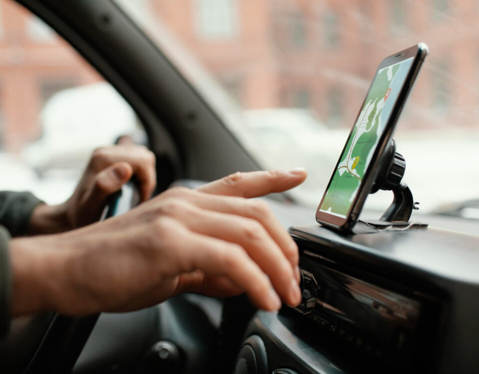 Como apps controlam mensagens em veículos LED
