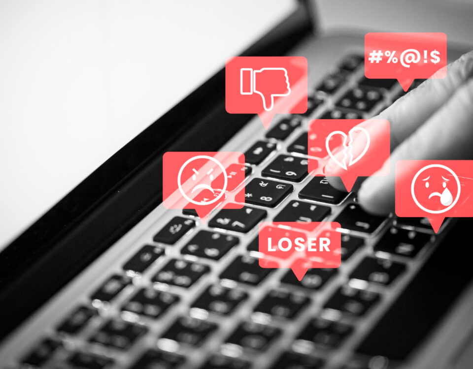 Como algoritmos detectam avaliações falsas em sites +18?