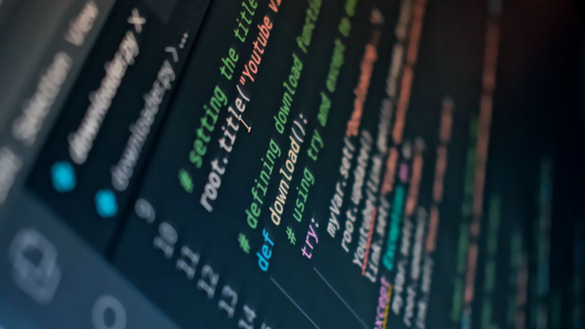 Tela de computador com código colorido em destaque de sintaxe
